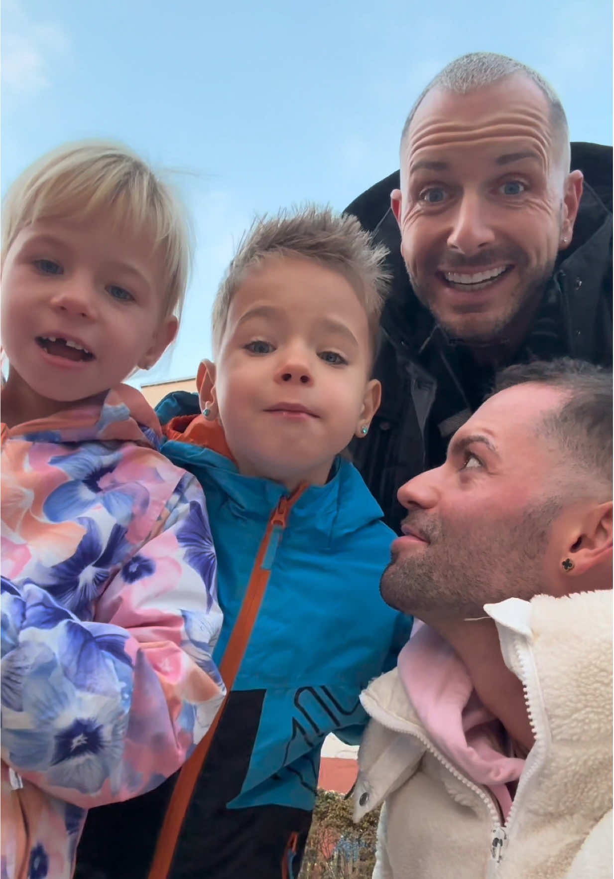 Heute war einer dieser Tage, der sich für immer in unsere Familiengeschichte schreibt. ❤️🐾 Wir wollten nur “mal schauen”… aber dann standen wir da, in einem kleinen Raum voller Babykatzen, und plötzlich wurde alles still. Zwei kleine Engel kamen direkt zu uns, haben sich ganz ruhig auf uns gelegt und als Familie angeschaut, als wären sie schon immer ein Teil von uns gewesen. Und in diesem Moment wussten wir alle vier: Das sind sie. Unsere neuen Familienmitglieder. Es ist ein so besonderer Gedanke, dass diese zwei kleinen Fellherzen die nächsten 15 bis 20 Jahre an unserer Seite sein werden. Sie werden miterleben, wie unsere Kinder groß werden, wie wir uns als Familie weiterentwickeln, wie wir lachen, reisen, feiern und wachsen. Diese Entscheidung fühlt sich einfach richtig an… warm, schön und voller Vorfreude. Unsere Freunde @𝐌𝐚𝐫𝐢𝐞 & 𝐓𝐚𝐦𝐦𝐨 @Tammo waren heute auch dabei und haben uns so liebevoll unterstützt, weil sie selbst zwei Katzen haben. Und wir sind unendlich dankbar für diesen besonderen Tag, der so viel größer war als erwartet. In drei Wochen ziehen unsere beiden Babys ein und wir nehmen Dich von Herzen gern auf dieser Reise mit. Hast du selbst Katzen oder Tipps für die ersten Tage? Schreib es uns super gerne in die Kommentare. Wir freuen uns über jede Erfahrung, die uns hilft, den Start für die beiden so schön wie möglich zu machen. ✨🤍 #Familienawrot #familienzuwachs #katzenliebe❤️ 