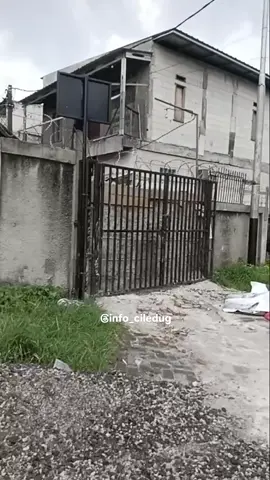 Sejumlah warga melakukan aksi protes terkait penutupan akses jalan warga oleh pengelola Perumahan Palem Ganda Asri 4, Karang Timur, Karang Tengah, Tangerang, Minggu (23/11/2025) pagi  🎥 By DM source info_ciledug #berita 