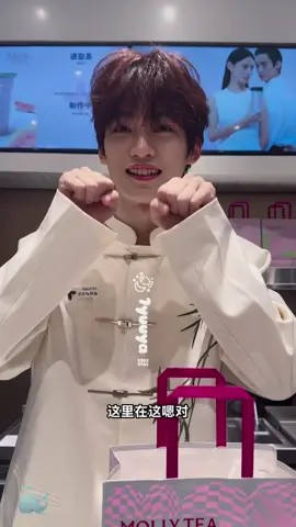 Được cái idol chiều fan, fan dám yêu cầu idol nghe theo. Mấy tỷ ghẹo làm em nó ngại muốn chớt.  Nhưng nhìn cái mặt nũng nịu đáng yêu kia tui cũng muốn ghẹo…🩵🩵🩵 #Ziyu#梓渝 #xhtiktok #fyp 