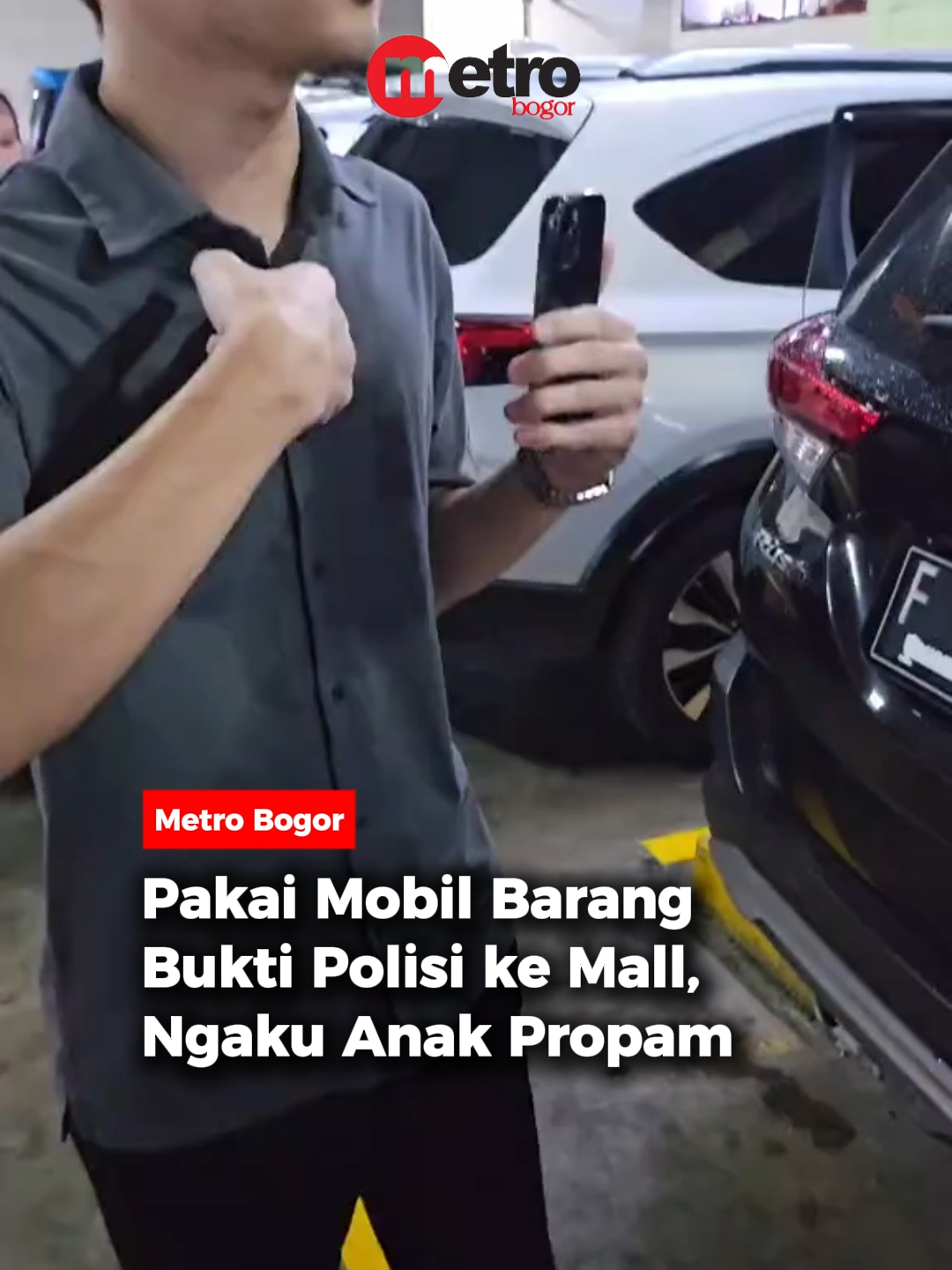 Kasus dugaan penyalahgunaan mobil barang bukti kembali mencuat dan memicu perhatian publik.  Dalam video viral memperlihatkan seorang pria yang mengaku anak Propam menggunakan kendaraan sitaan polisi untuk keperluan pribadi, termasuk jalan-jalan bersama keluarganya di salah satu mall di Bogor. Dalam video tersebut, pria itu awalnya mengaku bahwa kendaraan yang digunakannya adalah milik pribadi.  Namun, ketika dicek pelat nomor kendaraan tersebut palsu, ia kemudian mengakui bahwa mobil itu merupakan barang bukti (BB) yang dipinjam dari kepolisian. “Ini BB-nya polsek, ada surat BB-nya, ada surat pinjam BB-nya. Dipinjam oleh bapak saya, bapak saya Propam di Polda Metro,” ujarnya. 🎥: TikTok/oknumpisan #metrobogor #bacametrobogor #aksipencongkelanmobil #mallbtm #ngakuanakprom #poldametrojaya #bbkepolisian #penyalahgunaanmobil