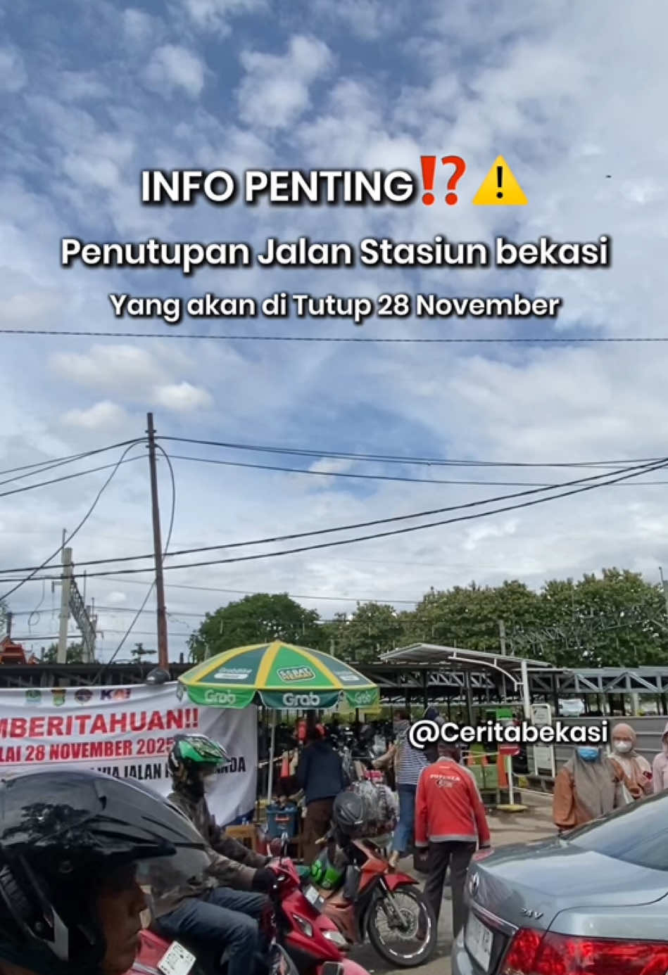 Mulai Jumat, 28 November 2025 Jalan Ir. H. Juanda yang berada tepat di depan Stasiun Bekasi akan ditutup sementara sebagai bagian dari rekayasa lalu lintas besar yang dilakukan pemerintah dan pihak perkeretaapian. Penutupan ini dilakukan untuk mendukung pekerjaan penataan kawasan stasiun serta mengurai kemacetan yang selama ini menjadi masalah rutin di akses selatan. Seluruh kendaraan, baik motor maupun mobil, tidak lagi dapat melintas di jalur tersebut, termasuk pengguna yang biasa menurunkan atau menjemput penumpang di depan stasiun. Penutupan juga berdampak pada alur keluar-masuk pejalan kaki, sehingga arus mobilitas di sekitar stasiun akan berubah cukup signifikan. Selama penutupan berlangsung, masyarakat diarahkan untuk menggunakan jalur alternatif seperti Jalan Raya Perjuangan atau jalur melalui Pusdiklat sebagai rute menuju atau meninggalkan stasiun.  Pengemudi ojek online maupun kendaraan pribadi diimbau memahami perubahan rute ini agar tidak terjadi penumpukan kendaraan pada titik tertentu. Petugas rekayasa lalu lintas akan ditempatkan di titik-titik strategis untuk membantu mengarahkan arus kendaraan dan memastikan mobilitas tetap terkendali. Warga juga diminta menyiapkan waktu perjalanan tambahan dan mengikuti rambu serta arahan petugas agar aktivitas di sekitar Stasiun Bekasi tetap berjalan lancar meskipun ada perubahan akses sementara. #kotabekasi #bekasi #ceritabekasi #fyp 