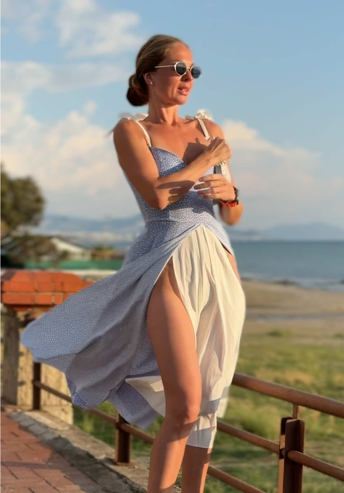 blue dress + wind = who won?