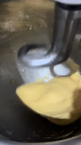 Ngakak bgt baca komenan di postingan sblm nyaa, grgr adonannya sedikit jd kayak gamau di sentuh 🤣🤣 krn dilema bgt kalau pake handmixer pasti capek, pake standmixer syg bgtt HAHAHAA😭😭😭 eitss skg dah tersentuh yaaa 😆😆🫵🏻😝  lovv u olll😙🥳💞💞💗🌻🌼 #asmrsounds #donatsurabaya #doughnut 