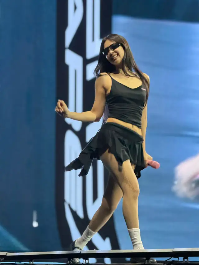 POV Floor Standing Shot on Iphone 17 Promax. 📷 @JENNIE #blackpink #deadlineworldtour #blackpinkjennie #blackpinkinyourarea #blackpinkdeadlineworldtour2025 