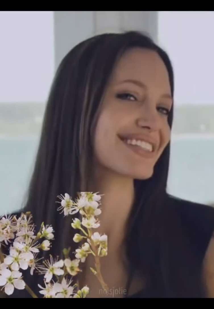 #ANGELINAJOLIE | the strongest girl || #angelinajolie #angelinajolieedit #motherhood #fyp tags: @vi @an9ie4L @Angelinas_wife @julia @laura @mih @karolwifeyy @𝒦𝓉𝒸ꨄ @ellie 