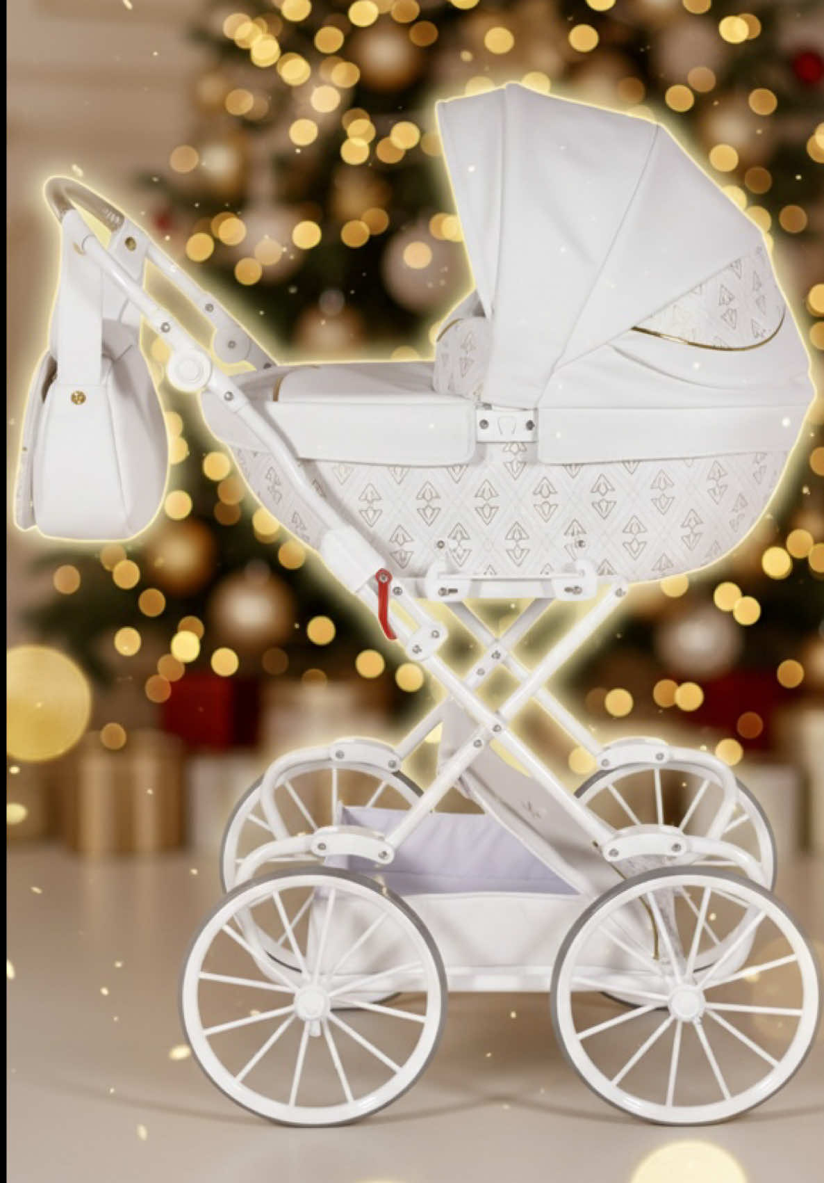 JUNAMA®️ mini ArtDeco es el cochecito de muñecas perfecto para las pequeñas que aman la elegancia y la imaginación 🌠 un diseño atemporal, detalles mágicos y un toque de brillo navideño… 🎄💫 porque toda princesa merece un cochecito tan deslumbrante como sus sueños 👑💕 #junama #cochecitodemuñecas #dollpram #wozekdlalalek #toydollpram 