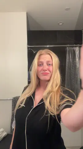 perfect timing with the suprise song 💌 @Sabrina Carpenter @Team Sabrina #fyp #shortnsweet #concert #sabrinacarpenter 