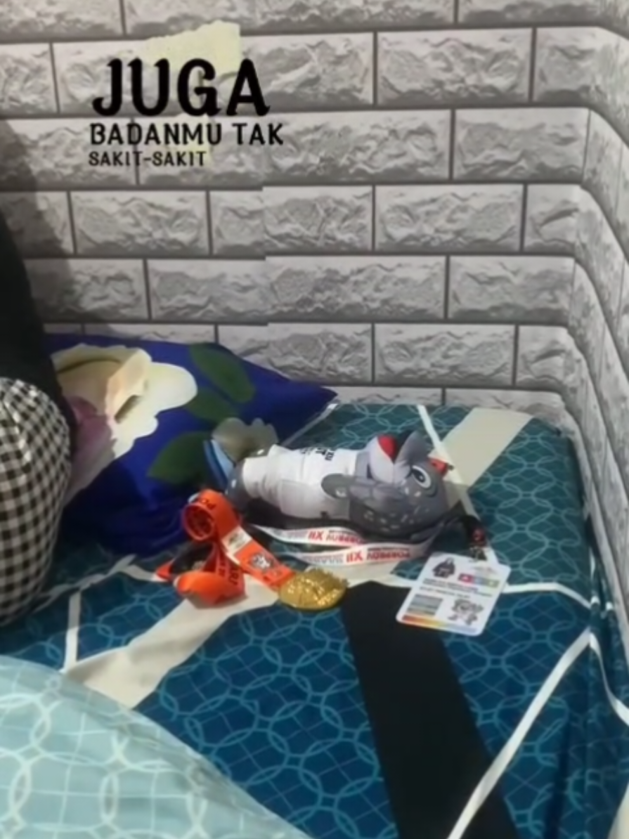 pa ade so bawa mendali pa,ppa minta ini to pa ade pa kong kypa pas ade bale ppa so bgini dg pa ade nda mmpo pa,bangun pa lia gga skli pa mendali😭😭 ade pe hadia terakhir cmn ini pa kng inileh pp nda lia😭🫂