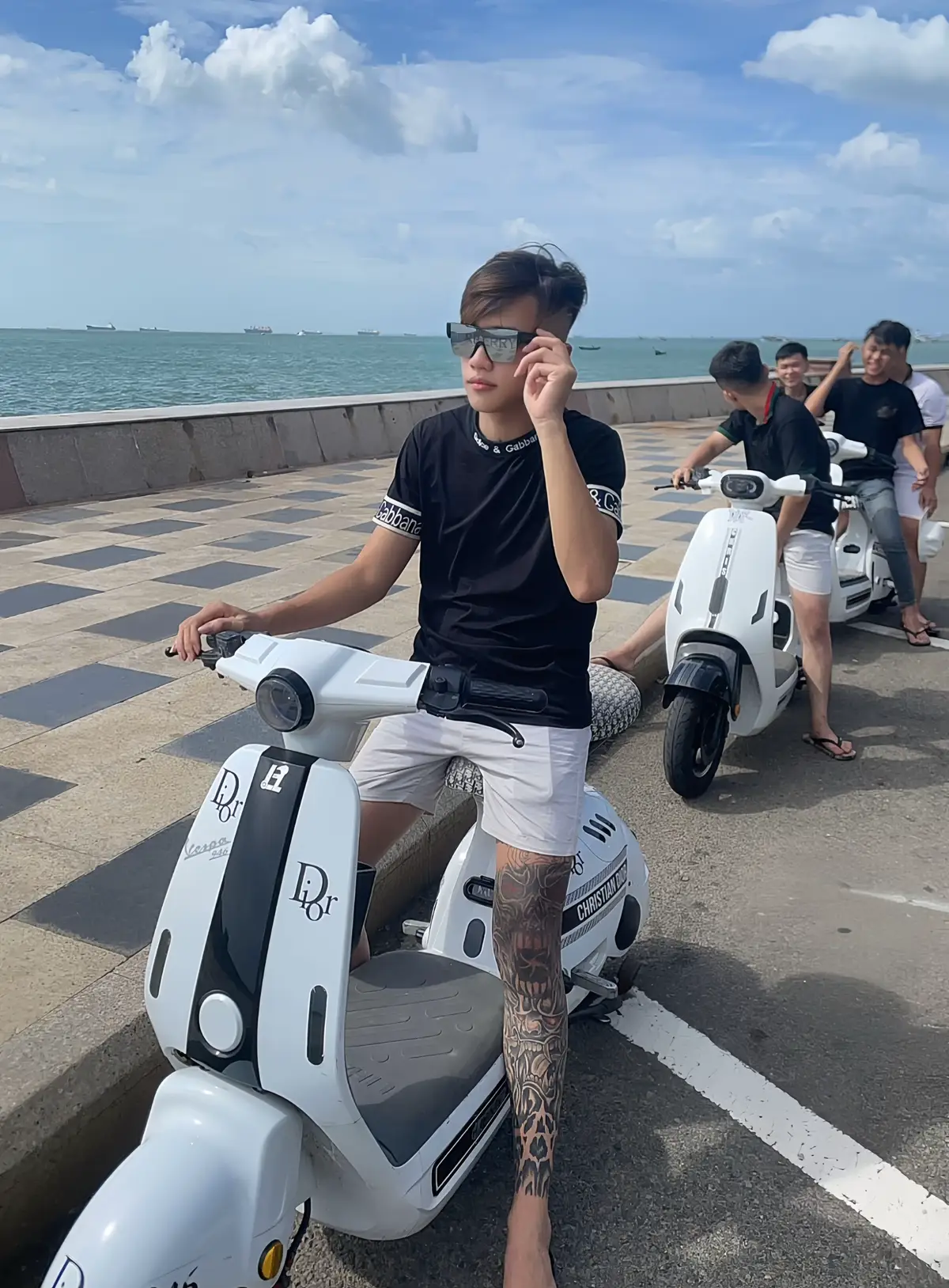 Đôi mắt anh viết hẳn lên một câu chuyện buồn, nhưng khuôn mặt không thấy một chút phong sương... Thân anh nửa nát, nửa lành vẽ tình chưa trọn, vẽ đời không xong...! #xhhhhhhhhhhhhhhhhhhhhhhh 