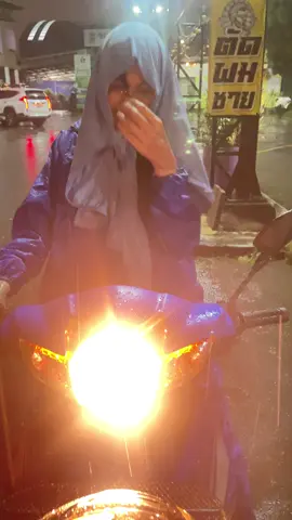 ตั้งแม่นมันยาก😂#สตอรี่ความรู้สึก #CapCut #TikTokกินเที่ยว #ฝนตก 