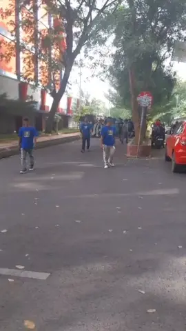 supporter Persela Lamongan di GOR wergu wetan kudus jelang laga vs PERSIKU 23 November 2025#promomakanharian #perselalamongan #persikukudus #kudus24jam 