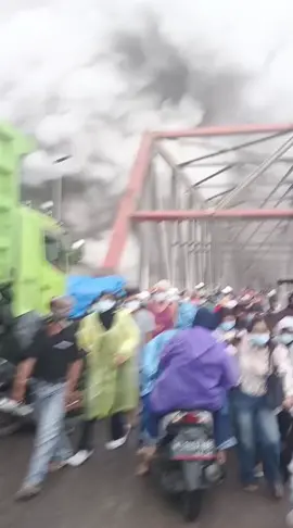 hari ini 23 November 2025 di jembatan perak terjadi awan panas Semeru .. jam 15 00 wib 