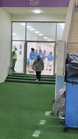 Misli Premyer Liqasının 12-cü turu çərçivəsində keçirilən Sumqayıt – Qarabağ qarşılaşması öncəsi Qarabağın baş məşqçisi Qurban Qurbanovun stadiona gəlişi diqqət mərkəzində oldu. Təcrübəli çalışdırıcının inamlı və sakit addımlarla arenaya daxil olması azarkeşlər və media nümayəndələri tərəfindən maraqla qarşılandı. Bütün baxışlar oyuna hazırlıq prosesinə və texniki zonadan verəcəyi tapşırıqlara yönəldi. #SumqayıtQarabağ #MisliPremyerLiqa #13cüTur #QurbanQurbanov #QarabağFK 