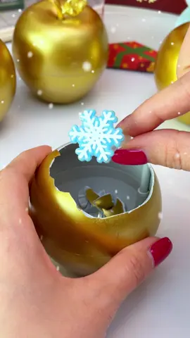 The holiday thrill is in the smash! 🎄 This golden apple set lets kids crack open 12 surprise-filled orbs—each hiding a unique Christmas treasure. Rewarding good behavior with a satisfying 