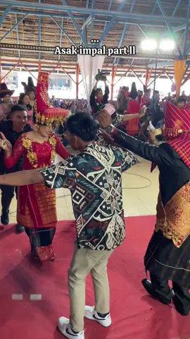 Tegun siermorah ate nina kin senina br ginting ah, enda 4 diantara 6 impal ku nake, 2 go leben erjabu, Aku sisada impal ketatna haha. La akap Mama na e malem sekali nca cokongna bereberena e nake❤️ Gerupuhh memang, tp ije meriahna🤣 #kalakkaro 