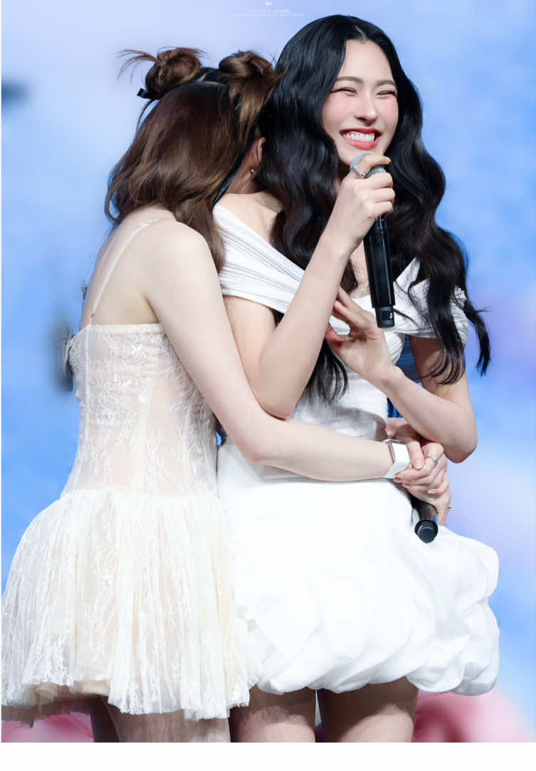 hỏng ấy BTC FMT Việt Nam lần tới mình đổi qua kẹo viên cho em được ko ạ , chứ kẹo dẻo hơi dài  #LingOrm #LinglingKwong #OrmKornnaphat 