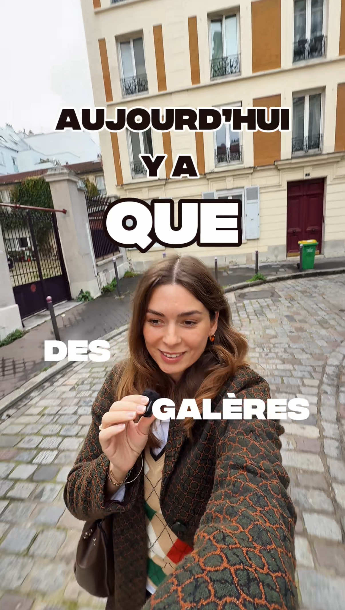 Quand on a une journée avec que des galères, on. se. fait. belle. (ou beau).  Je suis à mon compte. Et en plus je suis créatrice de contenu. Donc quand la journée va ressembler à ça : - livraisons en retard, - retours clients pas prévus dans le brief, - paiements en retard, - & moult urgences du Q4 qui n’en finissent plus.. Je me mets. en. BOMBE. Coiffure que j’aime, makeup qui me booste, et outfit qui me fait me sentir canon. Faut voir comment je résous mes problèmes quand je me sens fraîche 💅🏼 Et on n’oublie pas l’ingrédient final : si c’est possible… on va taffer dans un lieu qu’on aime. Moi, c’est les cafés, tu me connais 👀 Et toi ? #contentcreator #bts #ugc #mindset 