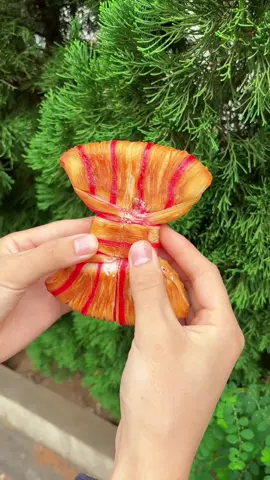 【東京・新大久保】ルビーのように輝く可愛いリボンのクロワッサン🥐 【店名(Store Name)】 PANNARA 【場所(Address)】 東京都新宿区百人町2丁目2-5 2-2-5 Hyakunincho, Shinjuku-ku, Tokyo 【メニュー(Menu)】 リボンクロワッサン フランボワーズ　626円 Ribbon Croissant (Framboise)　¥626 【感想 (Food Report)】 まるで宝石みたいな真っ赤なリボンクロワッサンをご紹介！🥐 SNSでも話題で平日は1日で160個、休日は230個売れる日もあるらしい！😳 中には濃厚クリームがたっぷり詰まっていて、ひと口食べるごとに幸せが広がる☺️ 韓国カフェ風の店内も可愛くて、居心地抜群だったので是非行ってみて！ Introducing this sparkling red ribbon croissant that looks just like a jewel! 🥐 It’s been blowing up on social media — they sell about 160 a day on weekdays and up to 230 on weekends! 😳 Inside, it’s packed with rich, creamy filling, and every bite feels like pure happiness. ☺️ The café has a cute Korean-inspired vibe and is super cozy, so definitely check it out! #東京グルメ #東京カフェ #クロワッサン #新大久保グルメ #japanesefood 