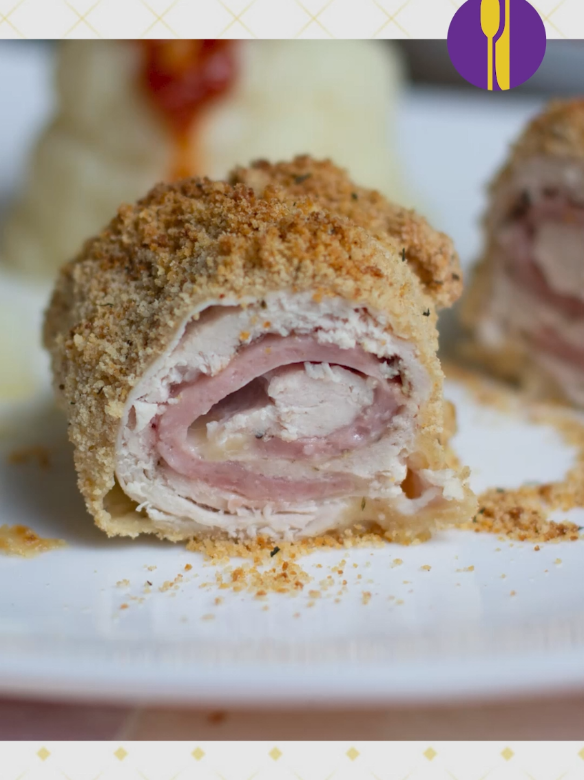 Cordon bleu la cuptor – pui fraged, șuncă, cașcaval și toată bunătatea, dar fără baia de ulei.  Felii de piept umplute, trecute prin ou și pesmet și rumenite la cuptor până devin aurii și delicioase. Simplu, gustos și cu ceva mai prietenos cu silueta Ingrediente • 4 bucăți de piept de pui • 8 felii de cașcaval/emmental • 6 felii de șuncă • 2 ouă • 50 g unt topit • 2 linguri de parmezan • 1 linguriță de boia (dulce sau iute) • Oregano • Făină • Pesmet • Sare • Piper #cordonbleu #retetalacuptor #retetazilei 