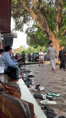 Tepat hari ini Ahad 23 November merupakan haul RKH Abdul Hamid AMZ Pengasuh ke 4 pondok pesantren Mambaul ulum bata bata, beliau merupakan ahli hadis bahkan yang pernah mondok 12 tahun di mekah saking alimnya beliau dalam suatu riwayat ketika molang/murok tafsir jelalain sering kali menggunakan hadis di setiap pembahasan dan beliau juga tercatat sebagai santri kesayangan gurunya ketika menimba ilmu di timur tengah, dan Semuga kita juga di akui sebagai santri di dunia maupun di akhirat 🤲🏻 #santripondok #haul #santrikeren 