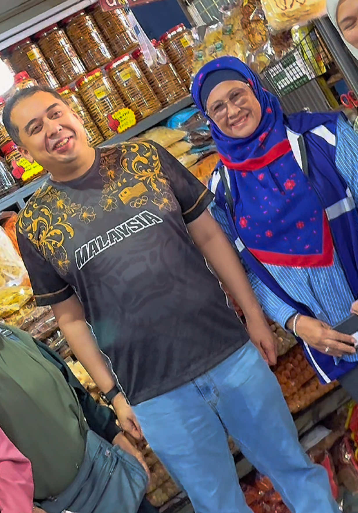Walkabout di sekitar Pasar Tanjung, Tawau semalam penuh warna-warni dan kehangatan komuniti. Kami meninjau aktiviti peniaga dan pengunjung, merasa terinspirasi dengan semangat kebersamaan dan keikhlasan mereka. Setinggi-tinggi penghargaan dan terima kasih kami hulurkan kepada Dato' Nazif Najib, atas kesudian beliau menyertai kunjungan ini. Kehadiran beliau memberi semangat dan makna mendalam kepada pasukan kami, serta menunjukkan sokongan beliau terhadap pembangunan komuniti tempatan. #chayauntukkukusan #dunkukusan #barisannasional #bikinbaliksabah #DunKukusan 