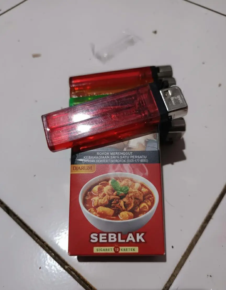 Berikut adalah resep membuat dimsum mentai yang lezat dan mudah diikuti di rumah. Resep ini menggabungkan adonan dimsum ayam yang lembut dan saus mentai creamy yang pedas manis.  Bahan dimsum 250 gram daging ayam fillet, cincang halus 100 gram udang kupas, cincang halus (opsional) 100 gram labu siam, parut 40 gram tepung tapioka 1 butir putih telur 2 siung bawang putih, haluskan 1 batang daun bawang, iris tipis 1 sdm saus tiram 1 sdm kecap asin 1 sdm minyak wijen ½ sdt garam ½ sdt merica bubuk Kulit pangsit atau kulit dimsum secukupnya  Bahan saus mentai 150 gram mayones 75 gram saus sambal 75 gram saus tomat 1 sdt bubuk cabai (untuk yang suka pedas) Nori atau bubuk nori secukupnya Tobiko (telur ikan) secukupnya (opsional)  Cara membuat Membuat isian dimsum: Masukkan daging ayam, udang, bawang putih, parutan labu siam, putih telur, tepung tapioka, saus tiram, kecap asin, minyak wijen, garam, dan merica bubuk ke dalam wadah. Aduk hingga semua bahan tercampur rata. Membungkus dimsum: Ambil selembar kulit pangsit, letakkan satu sendok teh adonan isian di tengahnya. Rapatkan sisi-sisi kulit pangsit ke atas hingga adonan tertutup dan membentuk kantung kecil. Tambahkan parutan wortel atau irisan daun bawang di atasnya untuk hiasan. Mengukus dimsum: Panaskan panci kukusan. Kukus dimsum selama sekitar 15-20 menit hingga matang. Angkat dan tiriskan. Membuat saus mentai: Campurkan mayones, saus sambal, saus tomat, dan bubuk cabai (jika dipakai) ke dalam mangkuk. Aduk hingga rata. Jika menggunakan tobiko, campurkan ke dalam saus. Memanggang dimsum mentai: Setelah dimsum matang, tuangkan saus mentai di atasnya hingga seluruh permukaan tertutup. Taburi dengan bubuk nori atau nori yang sudah diiris. Memanggang: Panggang dimsum mentai di dalam oven yang sudah dipanaskan atau menggunakan torch khusus makanan hingga saus mentai berwarna cokelat keemasan. Penyajian: Sajikan dimsum mentai selagi hangat. Anda bisa menambahkan saus cocolan cabai jika suka.  Tips tambahan Gunakan daging ayam bagian paha dan kulitnya untuk hasil yang lebih juicy. Jika adonan terlalu lembek, tambahkan sedikit tepung tapioka. Saat mencampurkan adonan, gunakan es batu untuk membantu mengenyalkan tekstur. Pastikan air kukusan sudah mendidih sebelum dimsum dimasukkan agar matang merata. Untuk saus mentai yang lebih ekonomis, Anda bisa membuatnya tanpa tobiko.  #DJARUM76 #76apel #76seblak #4upageonly #xyzbcafypシ 