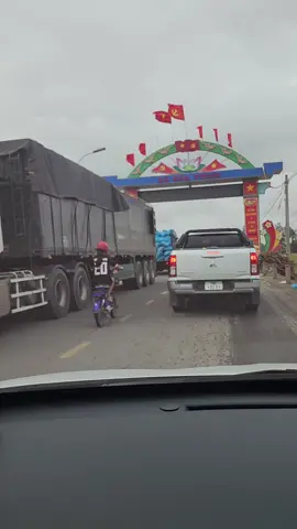 3h chiều 23/11 vẫn nhiều đoàn vào hòa thịnh để cứu trợ. Anh chị liên hệ những chỗ khác cho bớt đi ạ, em nghĩ hòa thịnh chắc đủ rồi, bây giờ chỉ cần thêm gạo, đèn pin, dép thì càng tốt ạ. Cảm ơn biết ơn tất cả các đoàn trên cả nước. #lulutmientrung  #hoathinh  #đaklak47  #phuyen78 