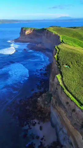 Lombok selalu punya cara bikin jatuh hati. Pantai bening, bukit hijau, dan sunset yang selalu berhasil bikin hati adem. Datang sekali nggak pernah cukup Cr/IG: @antoniemakeithappen 📍 Lombok, Nusa Tenggara Barat #WonderfulIndonesia #ExploreLombok #NTB 
