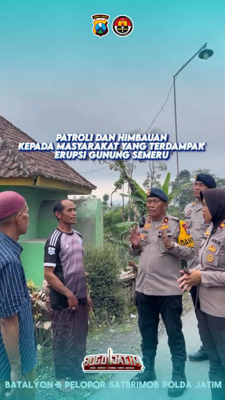 Danyon B Pelopor Satbrimob Polda Jawa Timur  bersama personel Binmas Polres Lumajang melaksanakan patroli di kawasan terdampak erupsi Gunung Semeru. Patroli ini menyasar permukiman yang berada di area rawan abu vulkanik dan potensi lahar hujan, sekaligus memastikan situasi kamtibmas tetap kondusif, Minggu (23/11/2026). Dalam kegiatan tersebut, personel memberikan himbauan kepada warga agar tetap waspada terhadap kemungkinan bencana susulan, terutama saat curah hujan meningkat. @divisihumaspolri #PolriUntukMasyarakat #PolriPresisi #HumasPolri #HumasPoldaJatim #PoldaJatim 