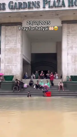 Semoga air cepat surut.. Pihak berkuasa Thailand kerjasama dengan konsulat malaysia sehabis baik tengah usaha nak keluarkan mangsa2 banjir yang tak boleh keluar lagi tu 🥹🥹. Tak dinafikan pengurusan banjir di Thailand tak secekap dan efisien di negara kita malaysia. Tapi percaya lah depa cuba yang terbaik.. Ada juga team2 dari malaysia yang masuk ke sana bantu.. semoga dipermudah urusan semua yang disana 🤲🏻 #banjirhatyai2025 #hatyaibanjir #cytrvl #tripcytrvl 