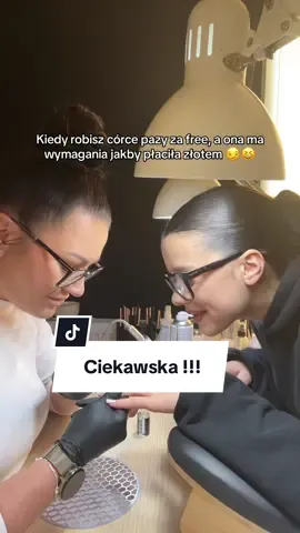 Kiedy córce robisz paznokcie i się upewnia czy na pewno będzie to co ona chce - mimo, że za to nie płaci 😆#naukapaznokci #manicure #nails #gelnails 