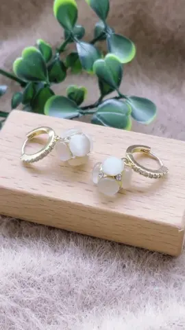 Micro-paved zircon hoops paired with a floral pearl pendant 💎 Stylish yet not exaggerated — great for daily wear or dates!