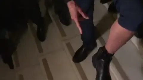 ACTU BRÉSIL 🇧🇷: Bolsonaro dit avoir utilisé un fer à souder contre son bracelet électronique. L'ancien président brésilien Jair Bolsonaro reconnaît avoir utilisé un fer à souder pour ouvrir son bracelet électronique, disant l'avoir fait par 