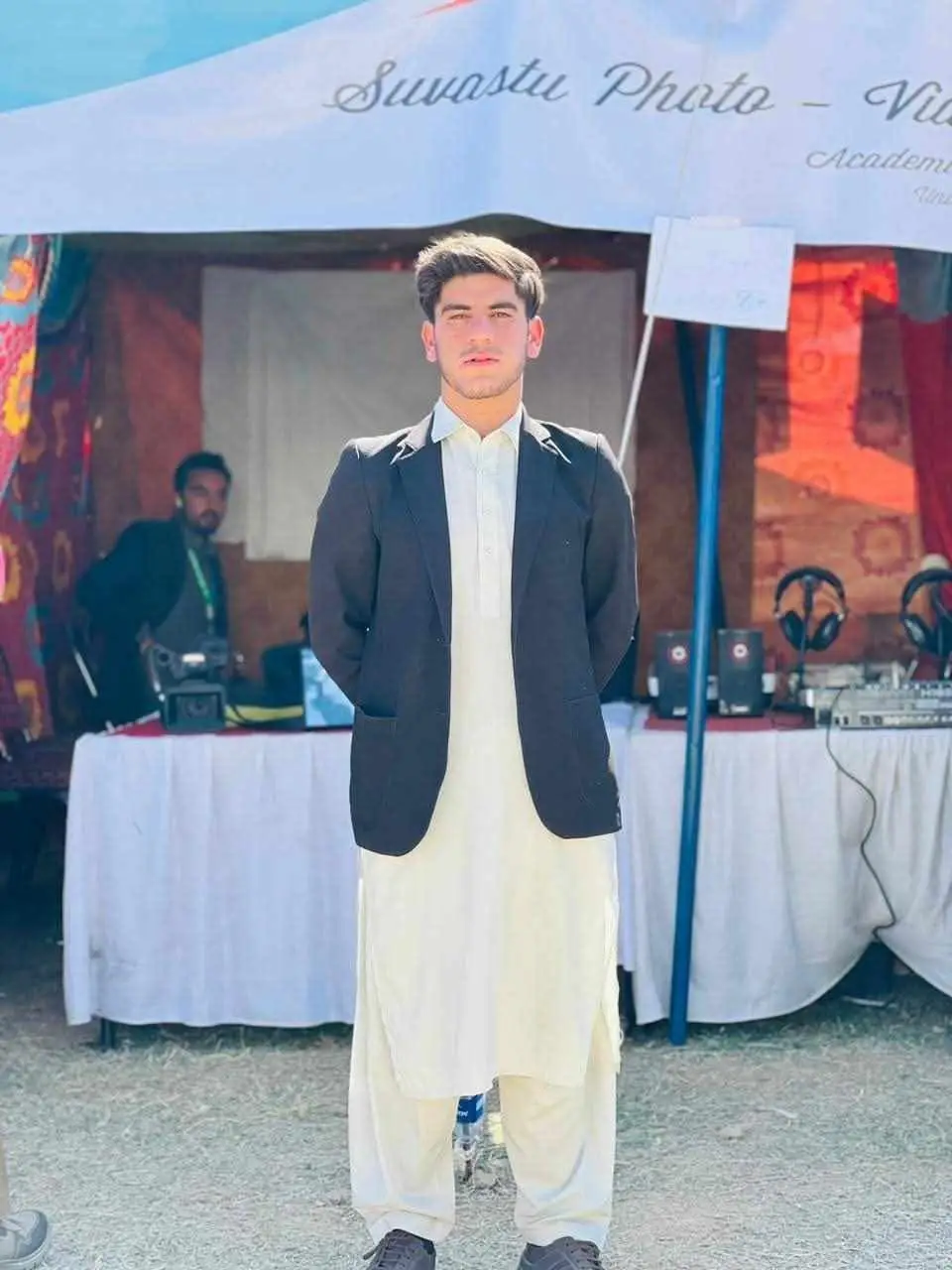 إِنَّا لِلّٰهِ وَإِنَّا إِلَيْهِ رَاجِعُون غم کی خبر ڈاکٹر محمد امین، سعید الرحمٰن کے بھتیجے، مرحوم روح اللّٰہ امین کے بیٹے، اور مفتاح الدین و صلاح الدین کے بھائی (رفیع الدین) کا انتقال ہو گیا ہے۔ ان کی نمازِ جنازہ آج دوپہر دو بجے کوٹکی کیمپ میں ادا کی جائے گی۔ اللّٰہ تعالیٰ انہیں جنت الفردوس میں اعلیٰ مقام عطا فرمائے اور لواحقین کو صبرِ جمیل عطا کرے۔ ••••••••••  ڈاکٹر محمد امین او دا سعید الرحمان او دہ (مرحوم) منیر ورارہ او دہ (مرحوم)روح لا امین زوے او دہ مفتاح الدین او صلاح الدین  رور (رفیع الدین) پہ حق رسيدلي دےـ جنازه به يې نن ماسپښین په دوه بجى دَ کوټکى په کيمپ کښې ادا کيږى. اللّٰه دي جنت الفردوس نصیب کړي او پسماندګانو له دى اللّٰه صبر ورکى.