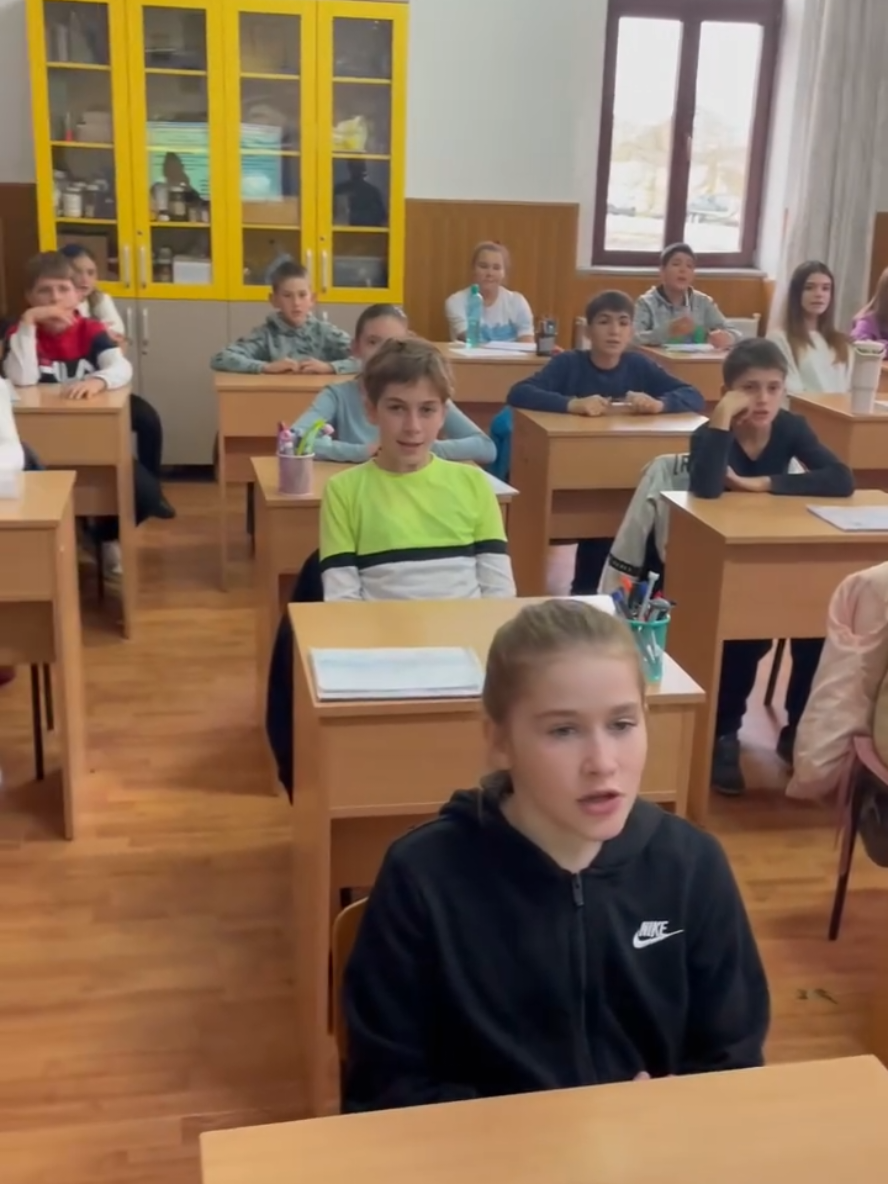 undeva in Romania. Bravo #romaniatrezestete #suveranism #elevi#dulceromanie#tarainapoi🇷🇴🇷🇴 