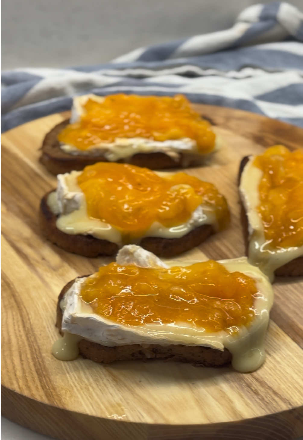 Combinatie de incercat in acest sezon: brie + kaki 👌🏻 #briepersimon #brie #persimon 