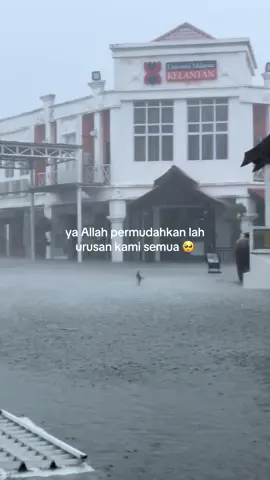 stay safe warga UMK 💪🏼 insyaAllah kami sentiasa berbakti untuk memastikan semua nya dalam keadaan terkawal #universitimalaysiakelantan #kampuskota #kelantan #banjir #pantaitimur 