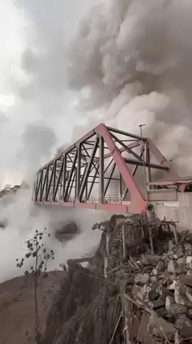 kemebul lagi gess jam 15.55 tadi di Gladak perak Lumajang #erupsisemeru #viral #trending 