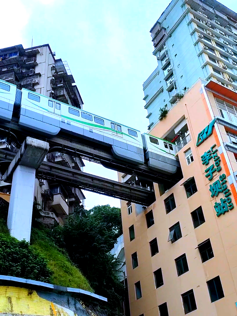 รถไฟทะลุตึก เมืองฉงชิ่ง#รถไฟทะลุตึก #เที่ยวฉงชิ่ง #เที่ยวไปเรื่อย #tiktokพาเที่ยว 