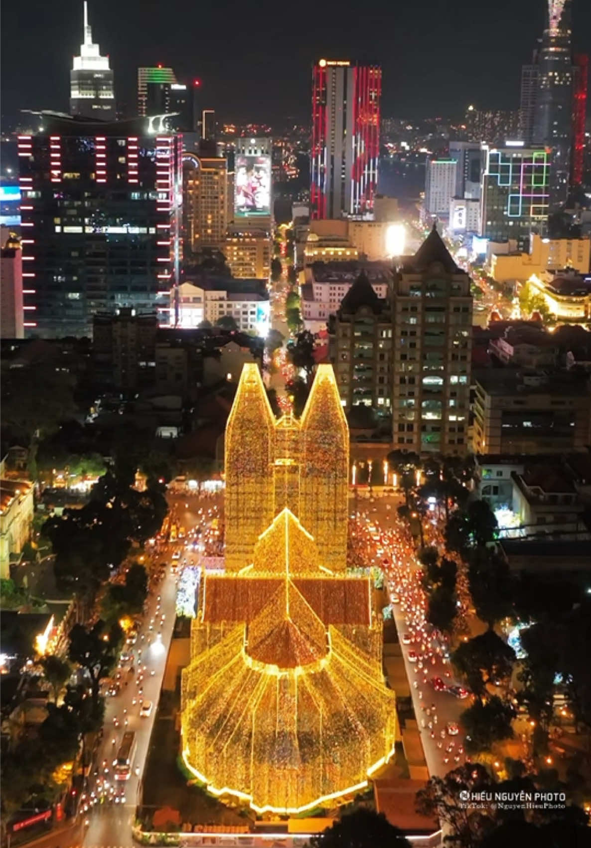 Nhà thờ Đức Bà lên đèn ‘nhá hàng’ rồi nha mọi người. Hiện mới test thử cho nóng không khí thôi, còn bật chính thức phải đợi qua tháng 12. Chuẩn bị tinh thần Sài Gòn sắp sáng rực rỡ không trốn đi đâu được nhaaa! #nhathoducba #giangsinh2025 #noel #thanhphohochiminh #saigon 