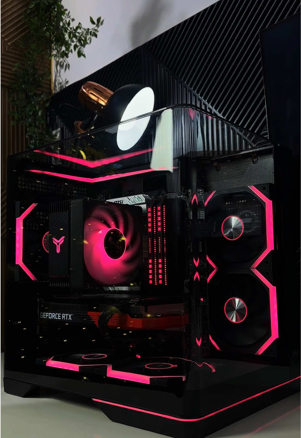 1 em case mới ra trên đường đua bể cá kinh cong nguyên khối của nhà MIK 😋 👉🏻 Kỉ nguyên bão giá linh kiện em lên case với cấu hình mở rộng, để ae sau này dễ nâng cấp, XtremePC hỗ trợ thu cũ lên đời nếu build ở tiệm😇 giá siêu tốt 💚 B760 MSI gaming Wifi D4 👉🏻 dễ dàng nâng ram + hiệu năng cân tốt đến 14600K  💚 I5-12400F + VGA 3060 12GB + Nguồn 700W 👉🏻 dễ dàng nâng CPU sau này  🚀🚀🚀 Hiểu được vấn đề của khách, e build case cấu hình mở rộng để lúc tuột phanh mọi người cứ vác qua e nâng cấp nhé 😍😍 #pcdanang #pcbuild #buildpcgaming #pcsetup 