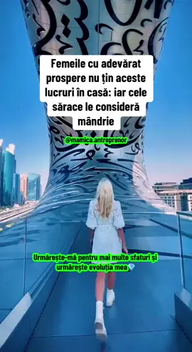 1. Diferența se observă de la intrare: femeia care trăiește în lipsă păstrează orice obiect „să fie acolo”, în timp ce femeia care trăiește în abundență păstrează doar ceea ce are valoare reală. Prima își umple casa cu lucruri care îi hrănesc frica de „nu voi mai avea”, cealaltă își umple spațiul cu aer, ordine și calm. Locuința ei respiră. A celeilalte — se sufocă sub „poate o să-mi trebuiască”. Una vine din teamă. Cealaltă, din siguranță interioară. 2. Alt semn vizibil: obiecte deteriorate, depășite, dar încă „folosibile”. Un scaun care scârțâie, o cană lipită, o geantă stricată. Toate transmit același mesaj: „mă mulțumesc cu puțin”. Femeia care gândește orientat spre prosperitate preferă golul unui colț liber în locul unui obiect care o ține ancorată în „merge și așa”. Ea știe că fiecare lucru din casă îi modelează subconștientul — fie spre limitare, fie spre abundență. 3. O altă capcană: hainele care nu o mai reprezintă, păstrate „pentru când o să slăbesc”, „pentru când o să am unde purta”. Femeile cu mentalitate de creștere nu stau blocate în trecut. Ele se îmbracă pentru cine sunt acum, nu pentru cine au fost sau cine speră să fie într-o zi. În dulapul lor nu există „poate”, există doar prezent. Pentru că ele știu că felul în care te îmbraci îți formează identitatea în fiecare zi. 4. Detaliile care spun totul: obiectele care imită luxul. Parfumuri ieftine, bijuterii care se înnegresc, decorațiuni strălucitoare din plastic. Asta nu e eleganță — e nevoie de validare. Femeile care au înțeles valoarea reală nu cumpără aparențe, ci pace. Pentru ele, liniștea unei camere ordonate valorează mai mult decât orice obiect care încearcă să impresioneze. 5. Și încă un indicator: cadourile păstrate din obligație, deși nu aduc nicio bucurie. Femeile care trăiesc în lipsă le țin „ca să nu supere pe cineva”. Femeile conștiente nu își transformă casa într-un spațiu încărcat de vină. Ele știu că fiecare obiect poartă o energie. Te pot învăța cum să îți creezi un venit extra direct din telefonul tău, fără complicații. Lasă  DA în comentarii dacă vrei detalii. #mamiciinromania #mamiciingermania #mamiciinuk #mamicipetiktok 