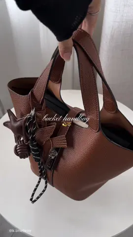 Bucket handbag 💫🐻— i love brown bags so much!! Hot from @caitina.shop #handbag #brownbag #bucketbag #fallfreshness #fyp 