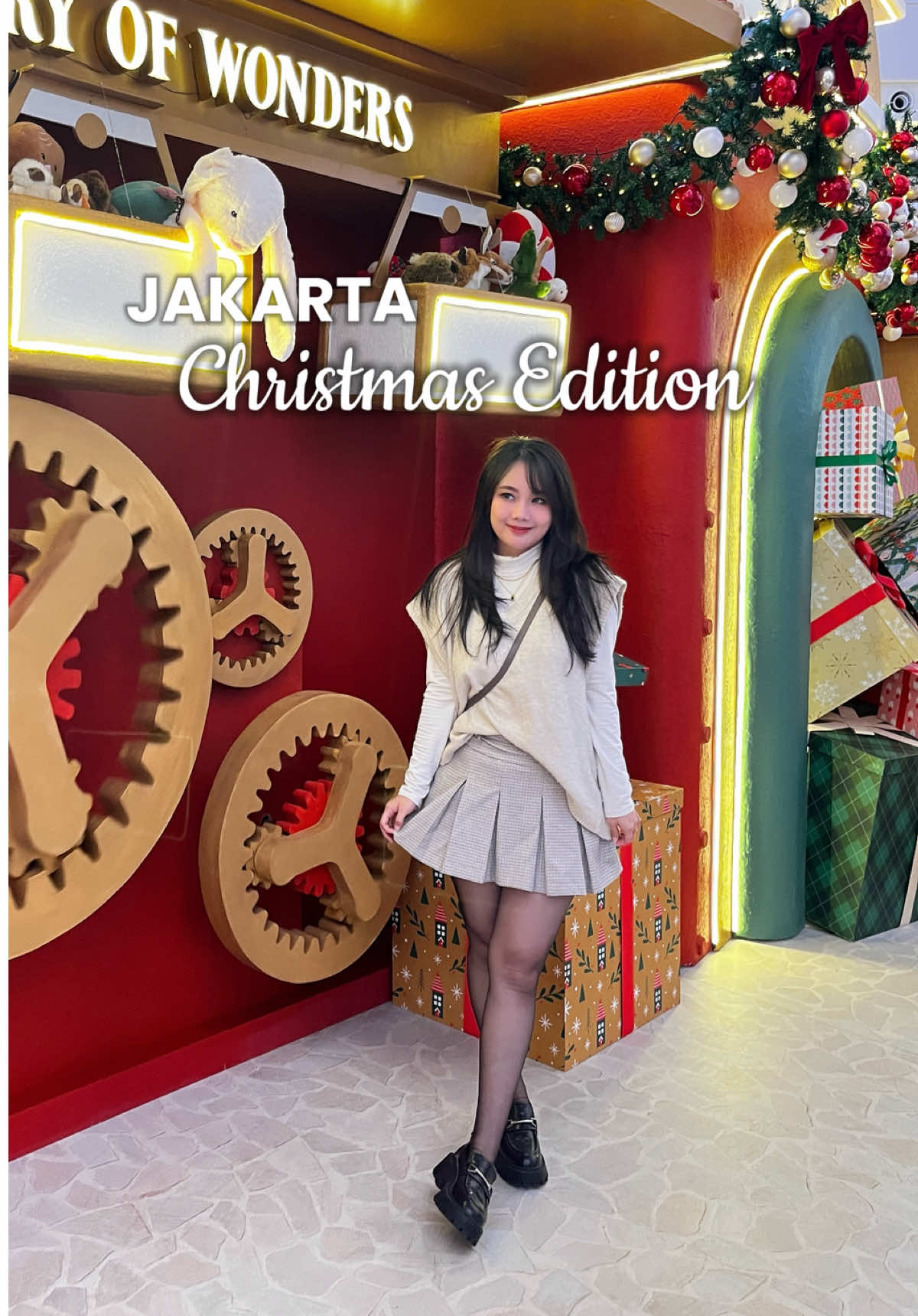 (2) Malu sih… tapi Christmas tunnel ini terlalu lucu buat ga ikutan dance 🫶🏻✨ #PacificPlace #ChristmasJakarta #fyp #fyppppppppppppppppppppppp #foryou 