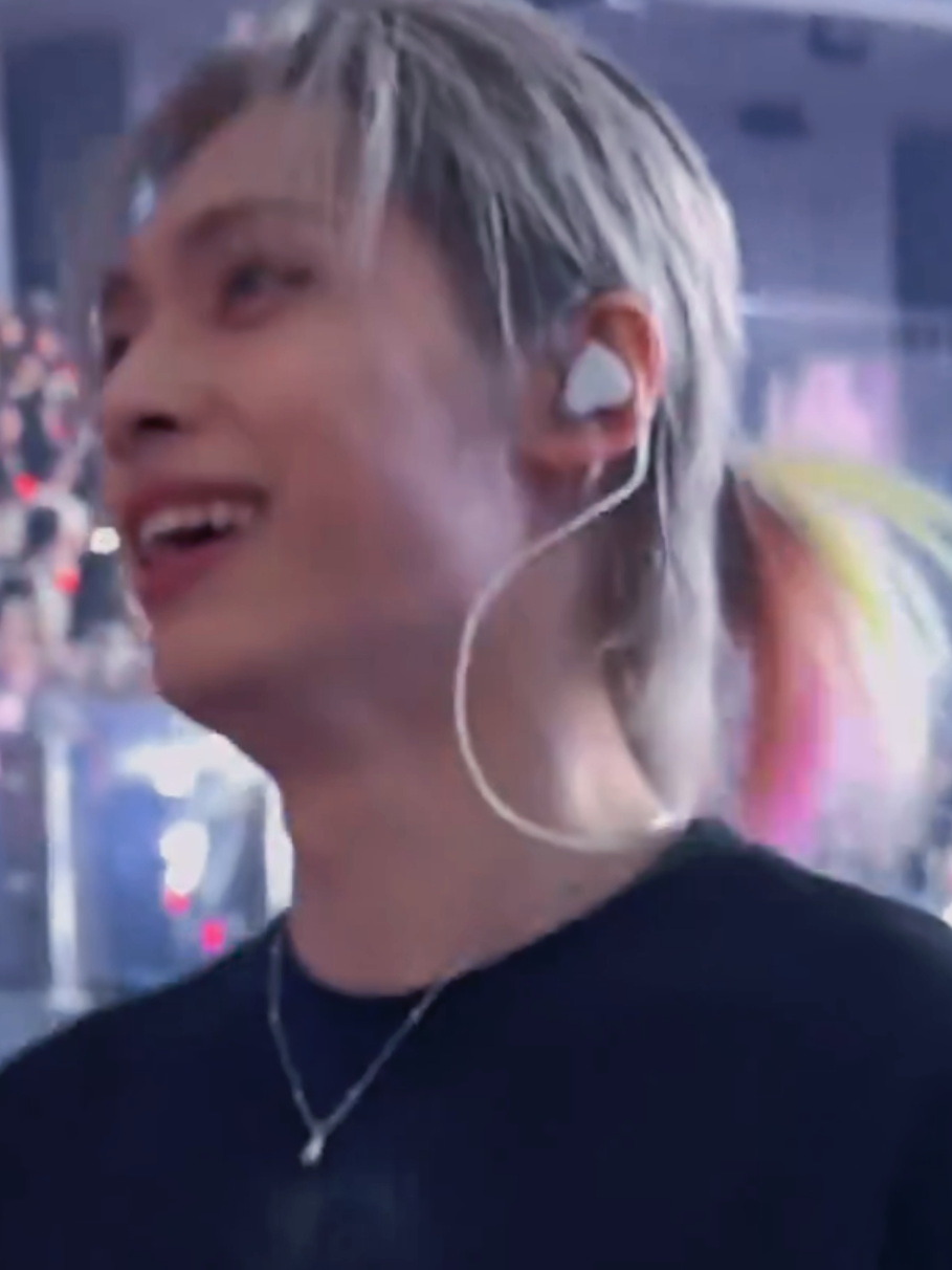 Gaon has a rainbow coloured ponytail! 😱😱😱 vid cr. to @plzdontgyo on Twitter #xdinaryheroes #gaon #rainbowhair #beautifulmindtour #seoul 