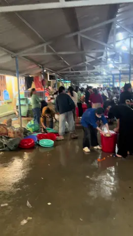 Tiếp tục gói hàng cho kịp gưởi vô cho đồng bào nam miền trung bị ngập lụt 