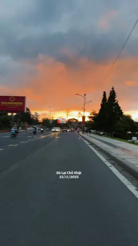 Chiều nay. Trên đường đi làm về. Hoàng hôn Đà Lạt quá đẹp quá bình yên. #dalat #hoanghondalat 