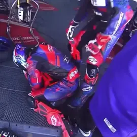 Hei Ohm Pawat, jangan menangis ya…Tapi kalau itu air mata bahagia, keluarkan saja.Kamu sudah melakukan yang terbaik.Kamu hebat bisa menaklukkan arena itu.Kami semua bangga padamu Ohm😭😭🧡🧡🧡🧡 #ohmpawat 