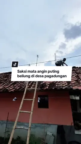 Penjelasan saksi mata angin puting beliung yang menghantam desa pagadungan, tempura, karawang, pada jam 2 sore minggu 23, november 2025 #bencanaalam #angin #viral 