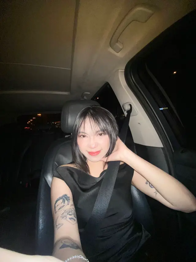 The pose i hit when my social battery runs out 🤌🏻  